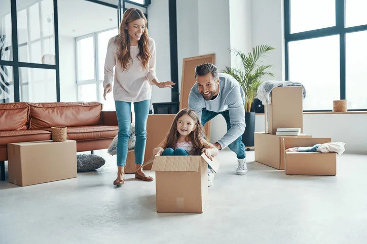 Een stralend gezin met hun dochter, klaar voor een nieuw avontuur! Dankzij de mogelijkheid om hun huis snel te verkopen in Venlo, konden zij snel de volgende stap zetten en hun droomverhuizing realiseren.